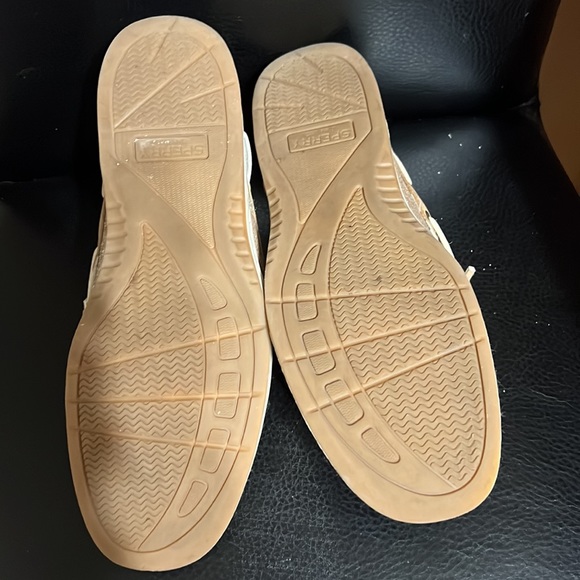 SPERRY’s womans size  8.5 medium. Tan with gold accents - Picture 6 of 8